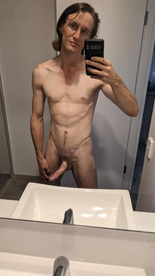 Just arrived in the hotel... First order of business, post nudes