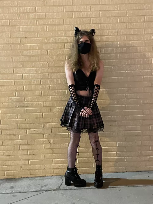 Just asked a cute guy to take a pic of me :3 soooo embarrassing