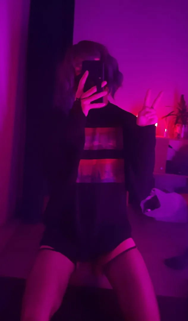 just chilling, feeling cute.. hows your day going!? 😊💕
