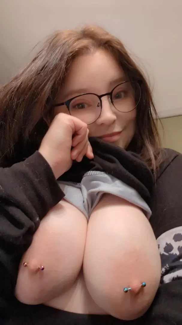 Just dropping some daily titties 😘