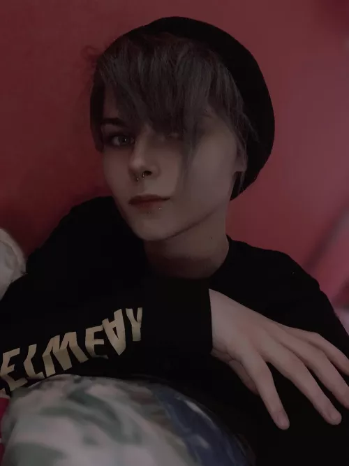Just dyed my hair silver again 👀