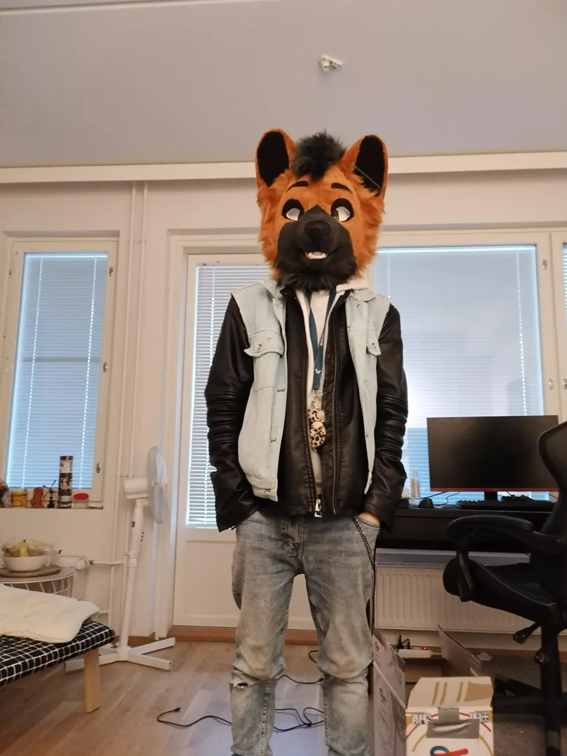 just recently got my fursuit head from @pilotkiddo from twitter