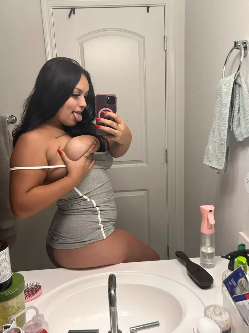 Just turned 18 and i really wish someone would come fuck me until i cant move 🤤🤤
