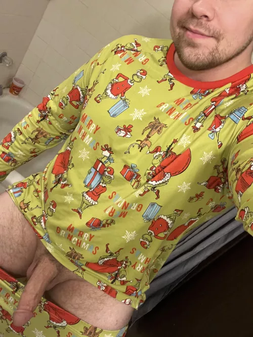 Just wanted to show off my grinch pajamas😏