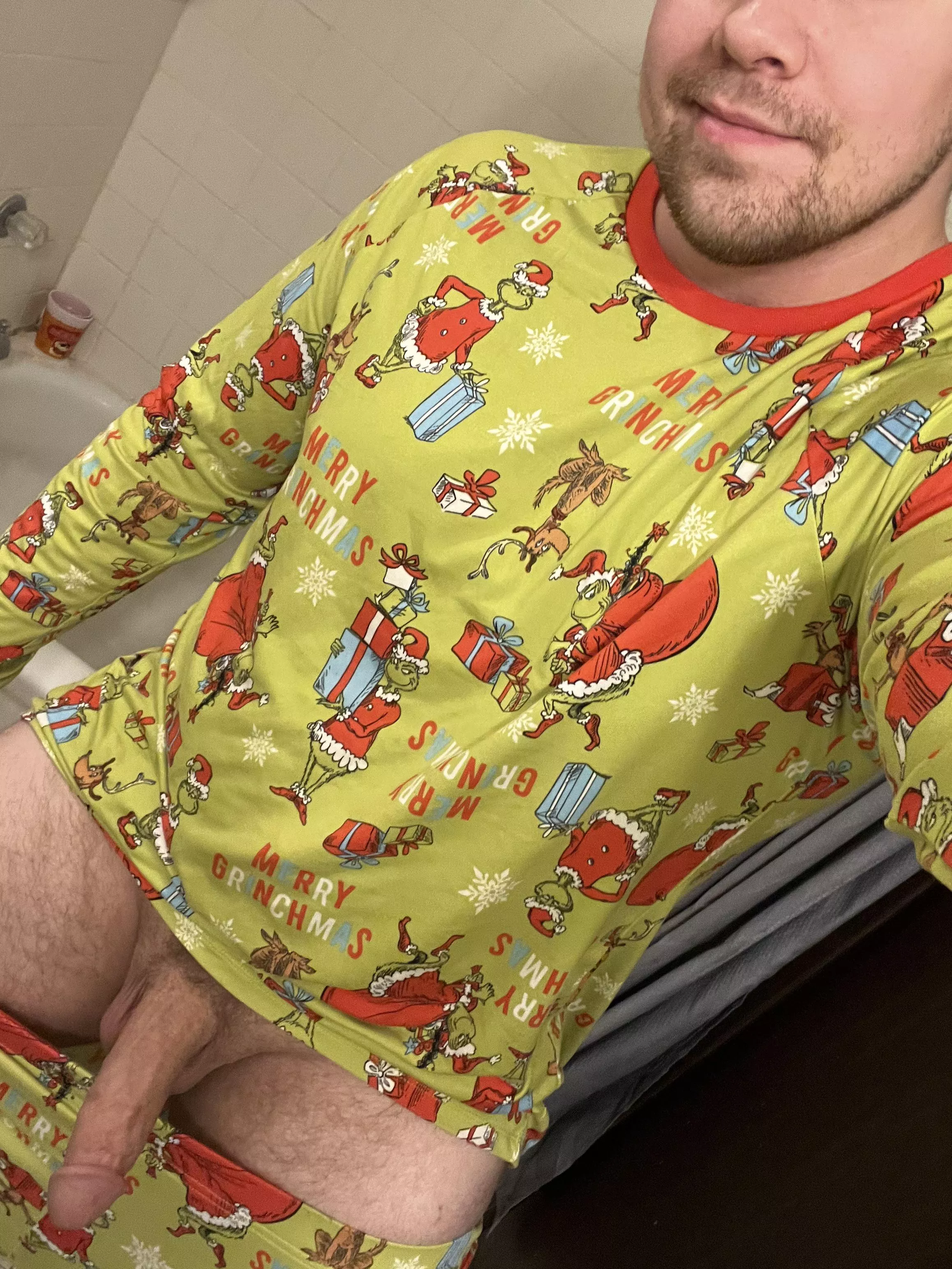 Just wanted to show off my grinch pajamas😏