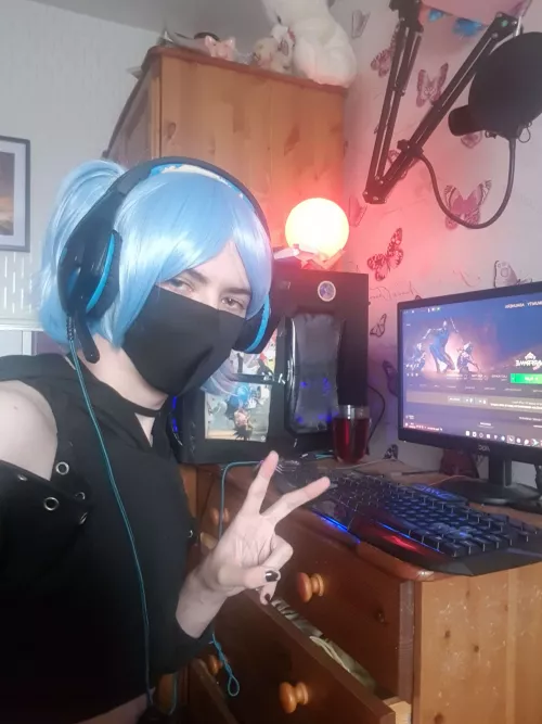 Just your average femboy with his shitty setup
