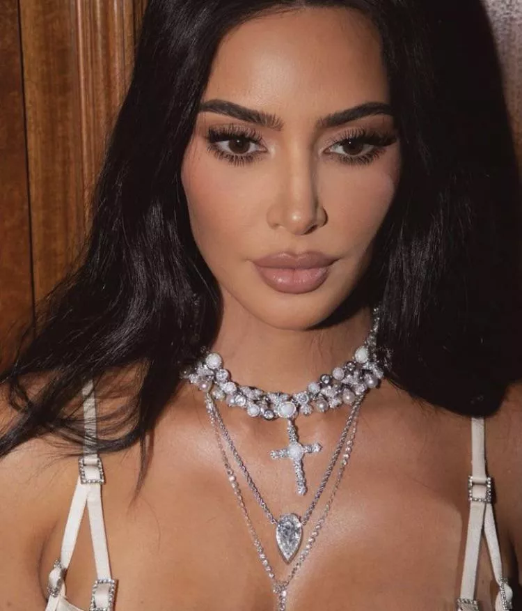 Kim and her sexy makeup🔥