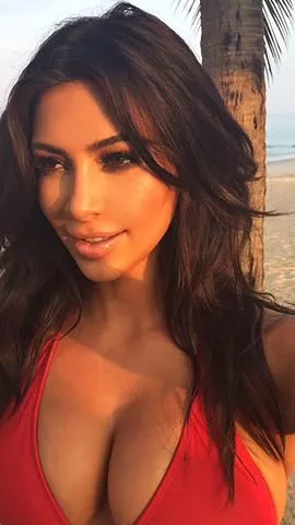 Kim Huge Cleavage