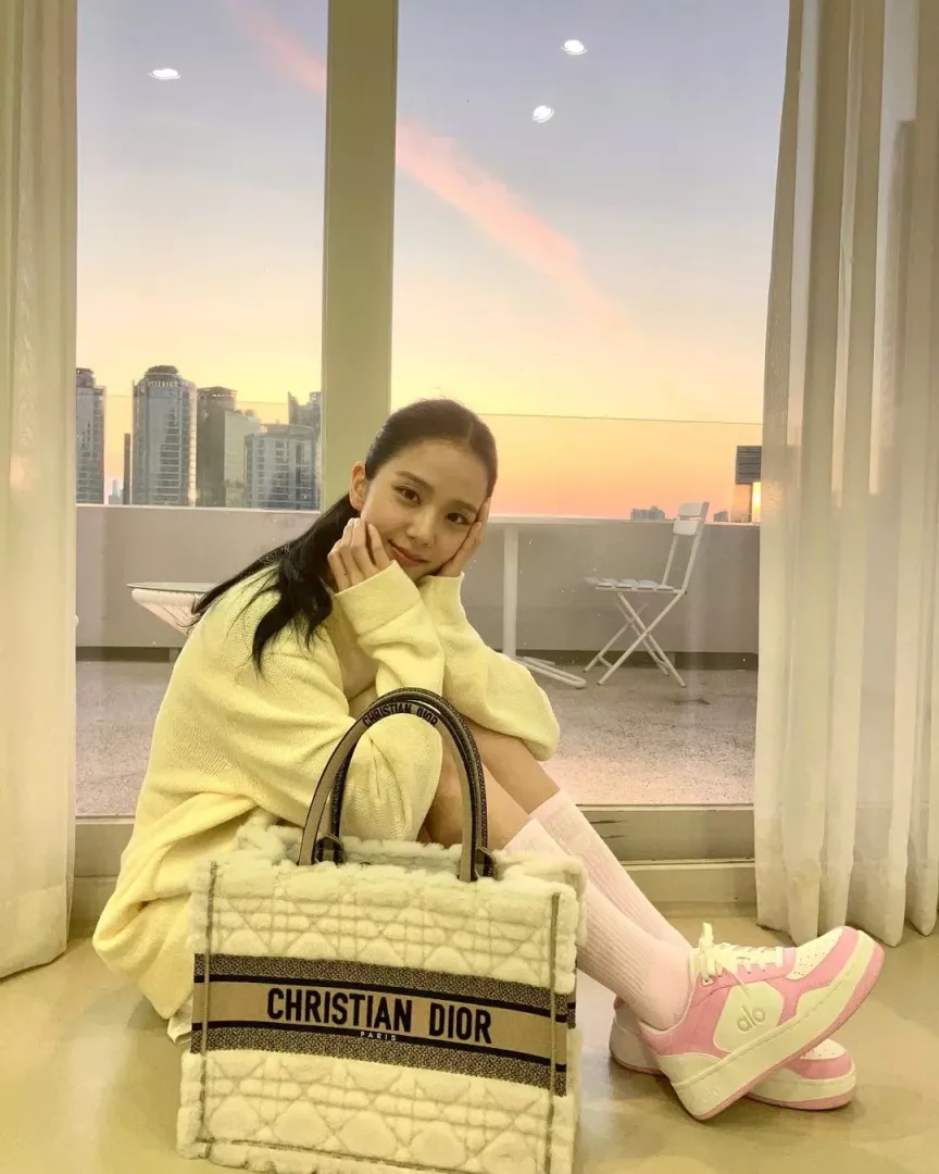 Kim Ji-soo ...