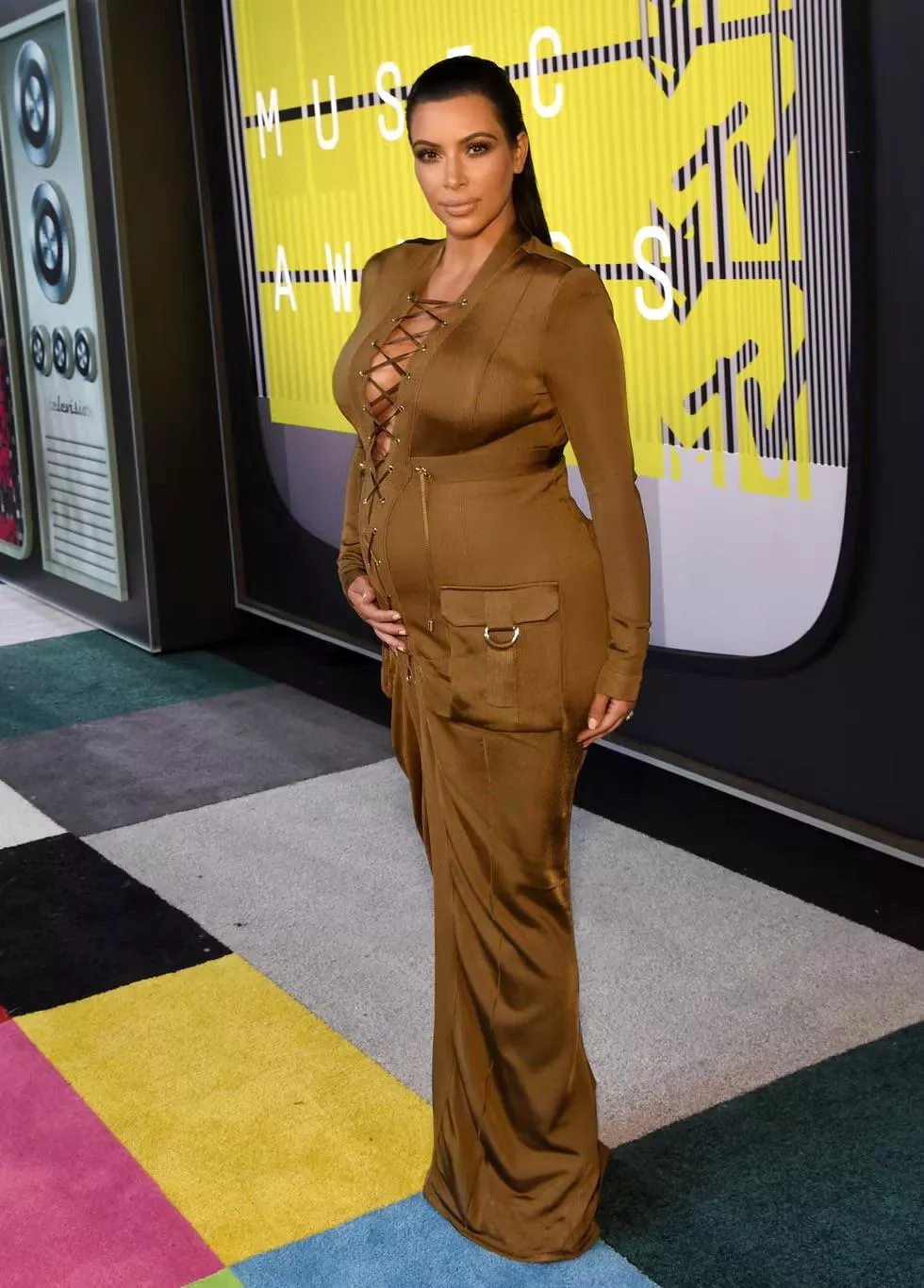 Kim proudly showed off her pregnant silhouette in a form-fitting dress at the 2015 VMAs