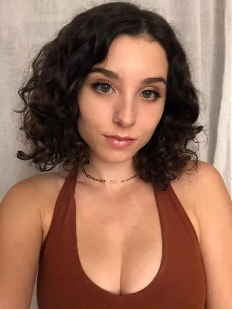 Kind of miss how my curls looked when I had short hair 🖤