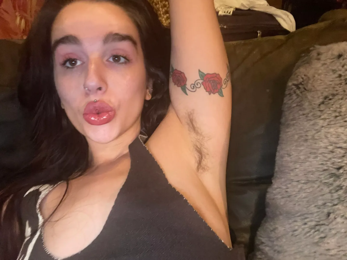 kiss me or my pits? F28