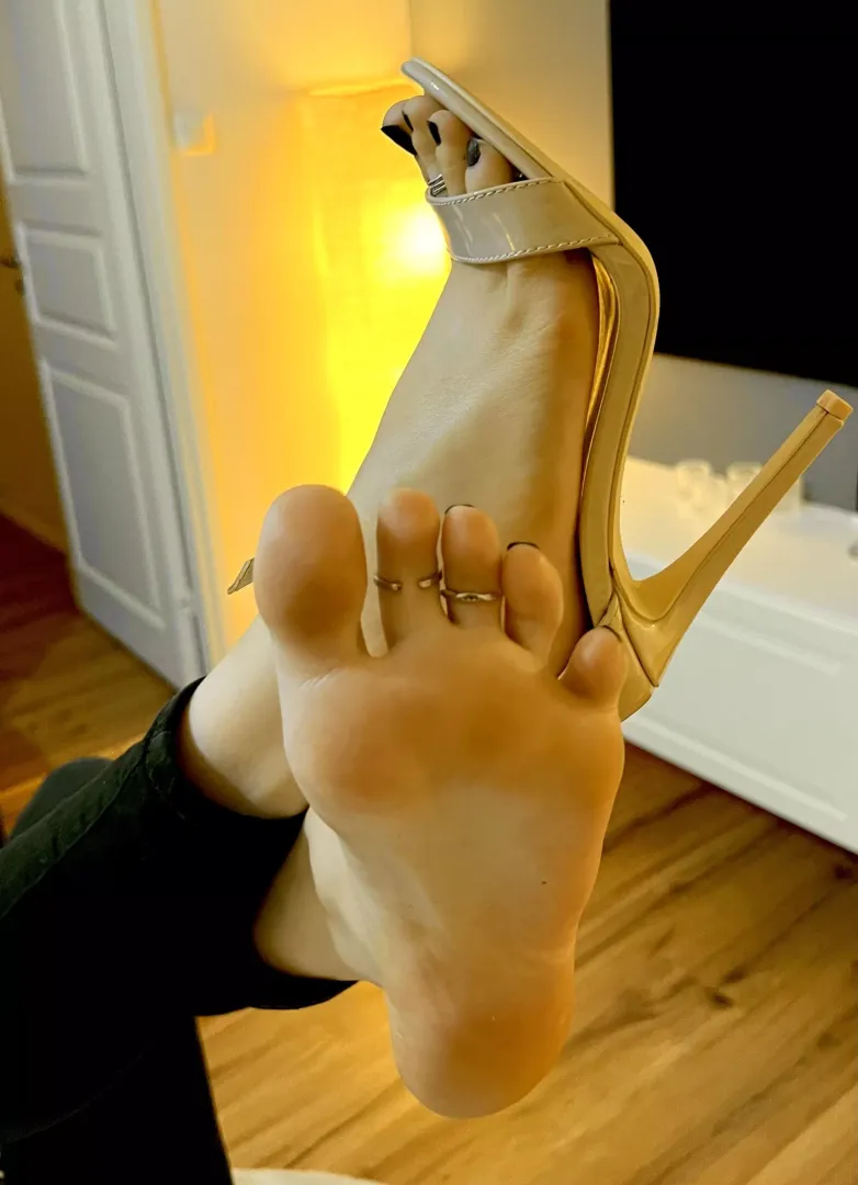 Kiss my feet 💋
