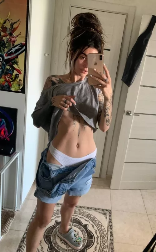 Kiss my tummy while you go lower 😏 [img]