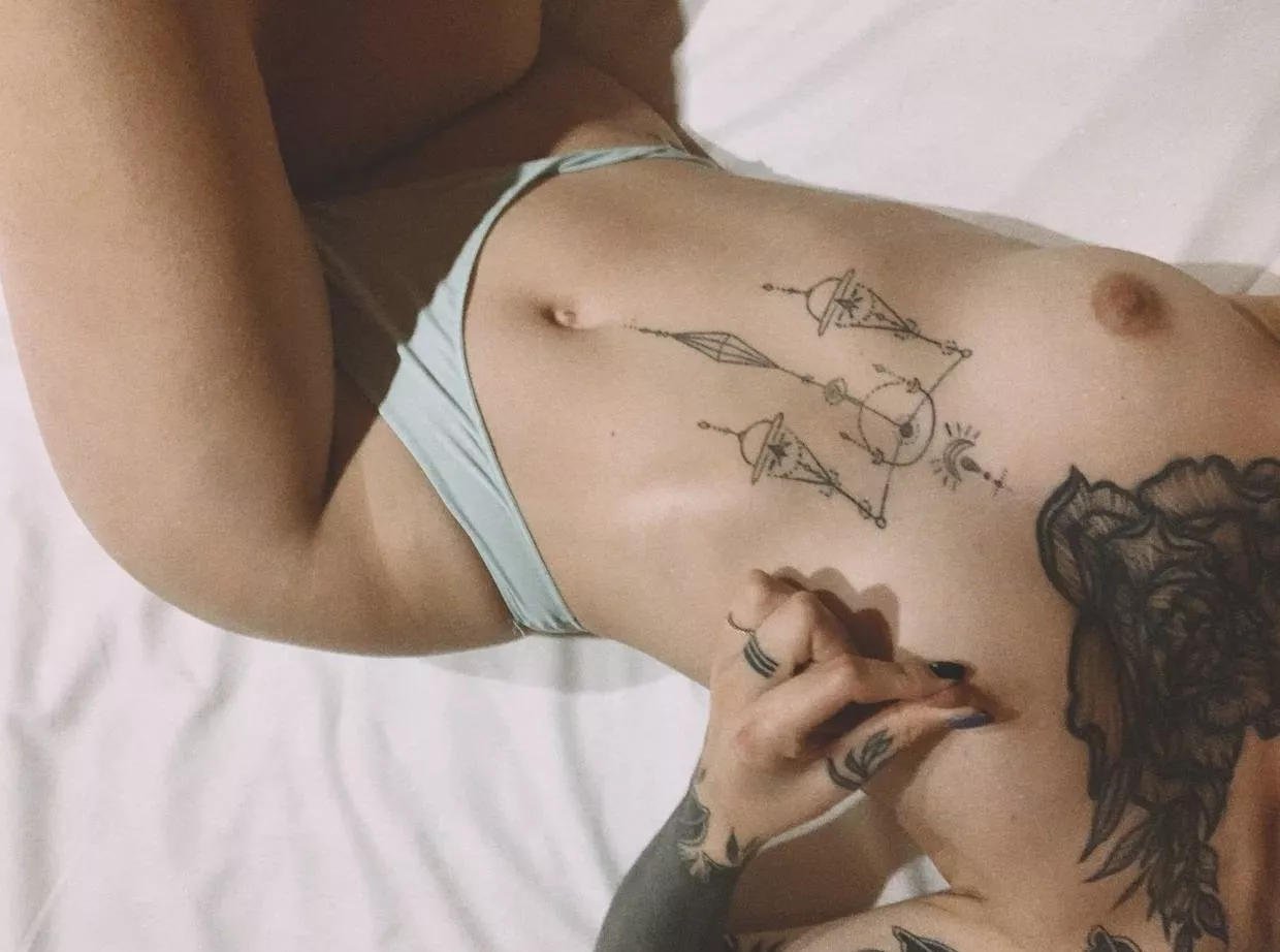 Kiss my tummy while you go lower 😏 [img]