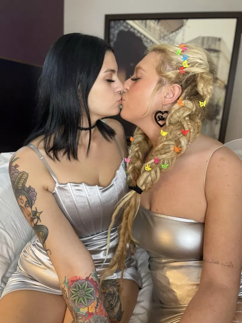 Kissing babes