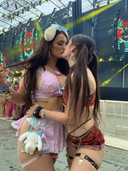 Kissyyy my kitty day 2 edc :)