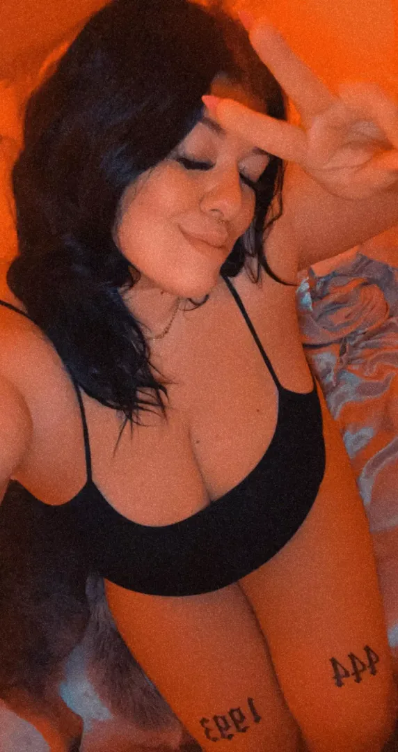 Laid up in bed all fuckin’ day because it’s rainy and wet out 😏 who wants to come watch a movie and lay between these thighs?