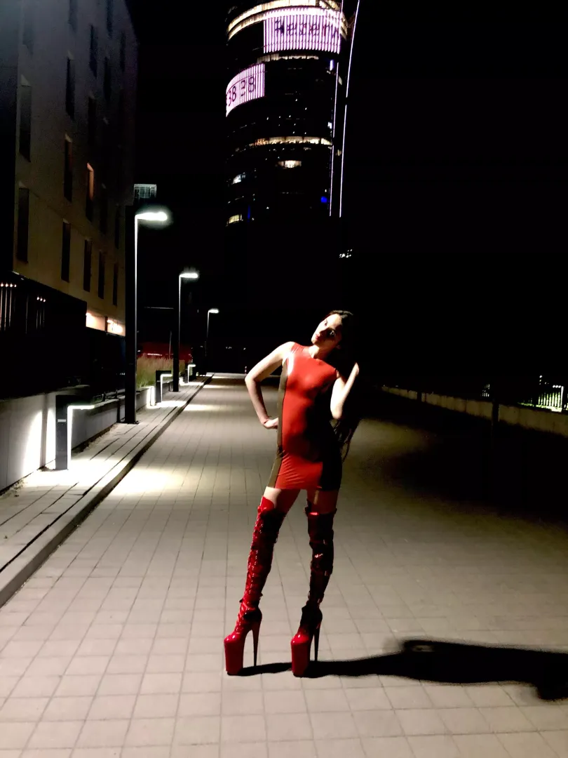 Latex in public place 😈❤️👠👠