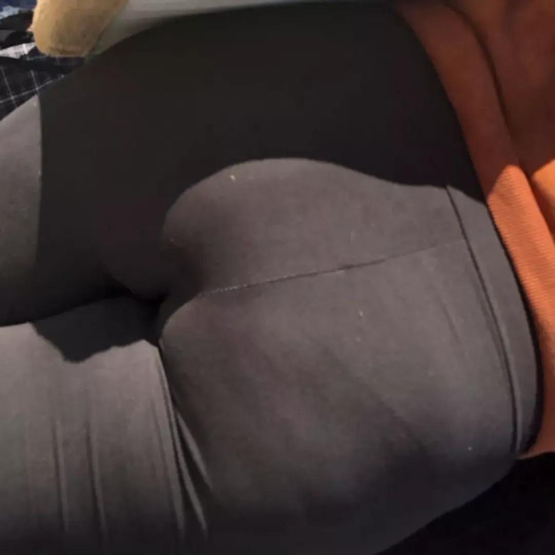 Latina in leggings