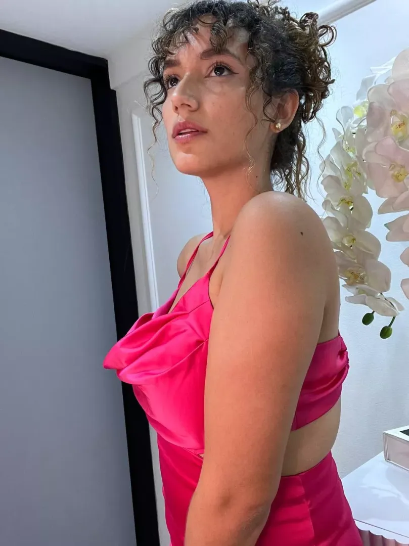 Latina lady IUTR