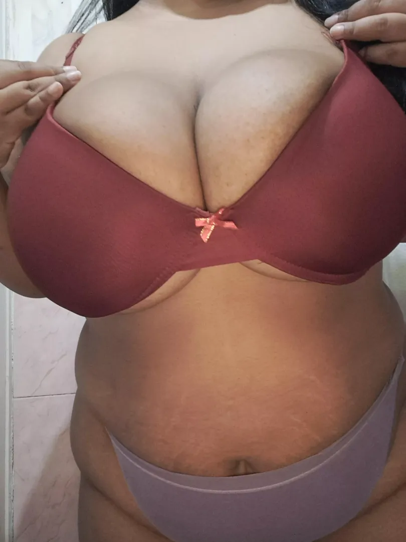 Latina thick and curvy mommy ready to treat you well