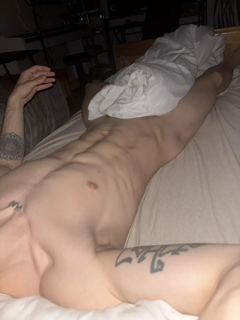 Lay next to me?😋