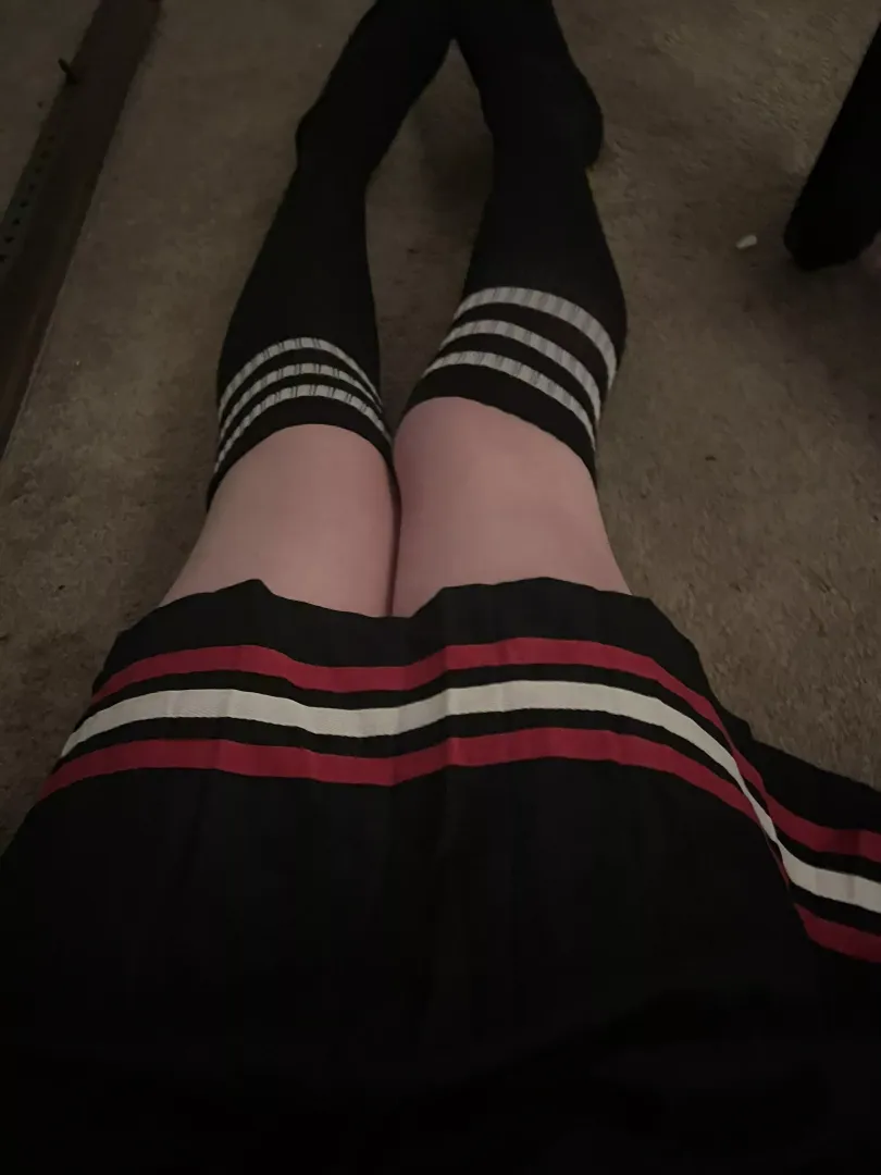 lay on the floor with me <3