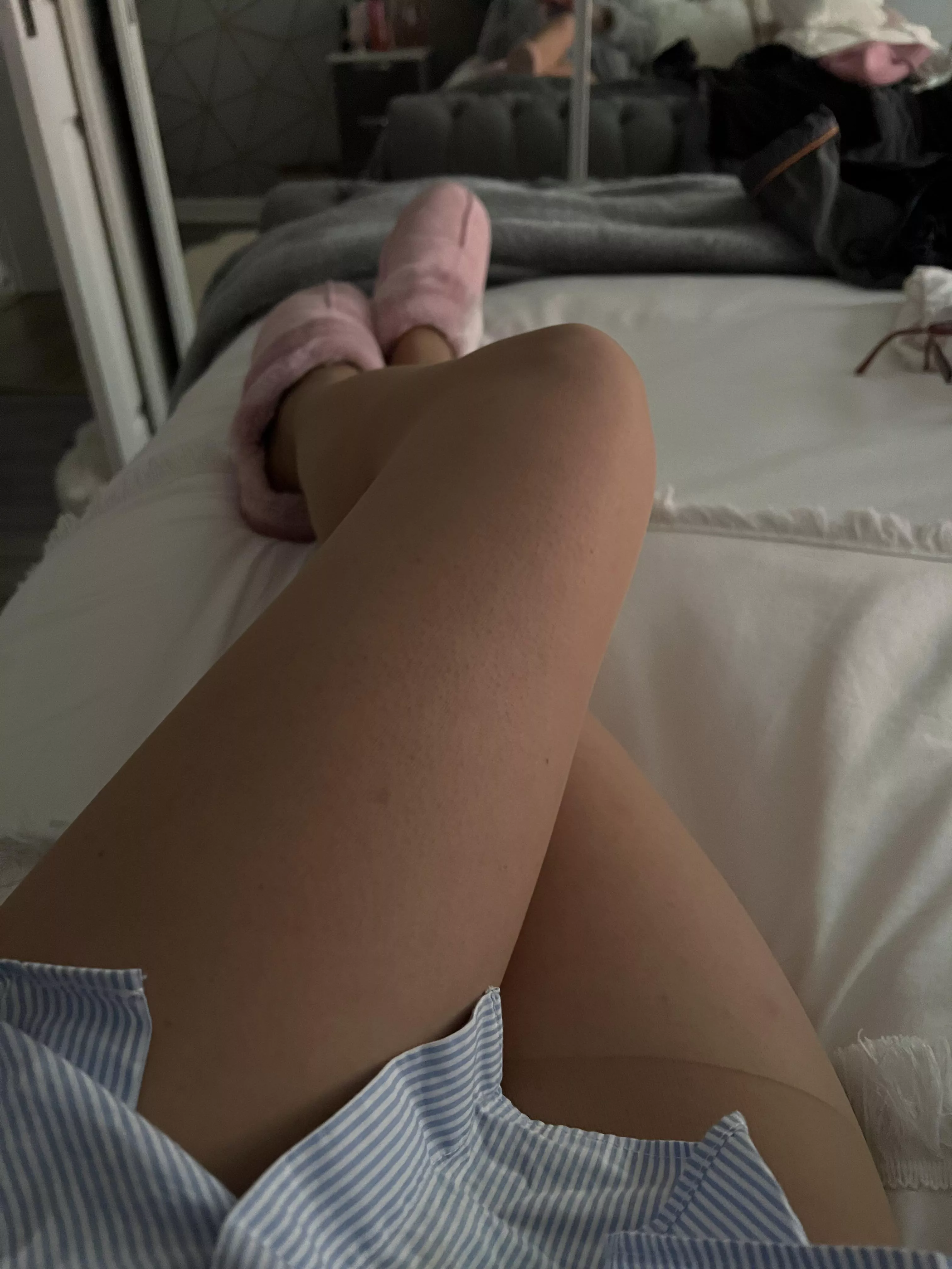 Lazy day in tights and slippers 😘