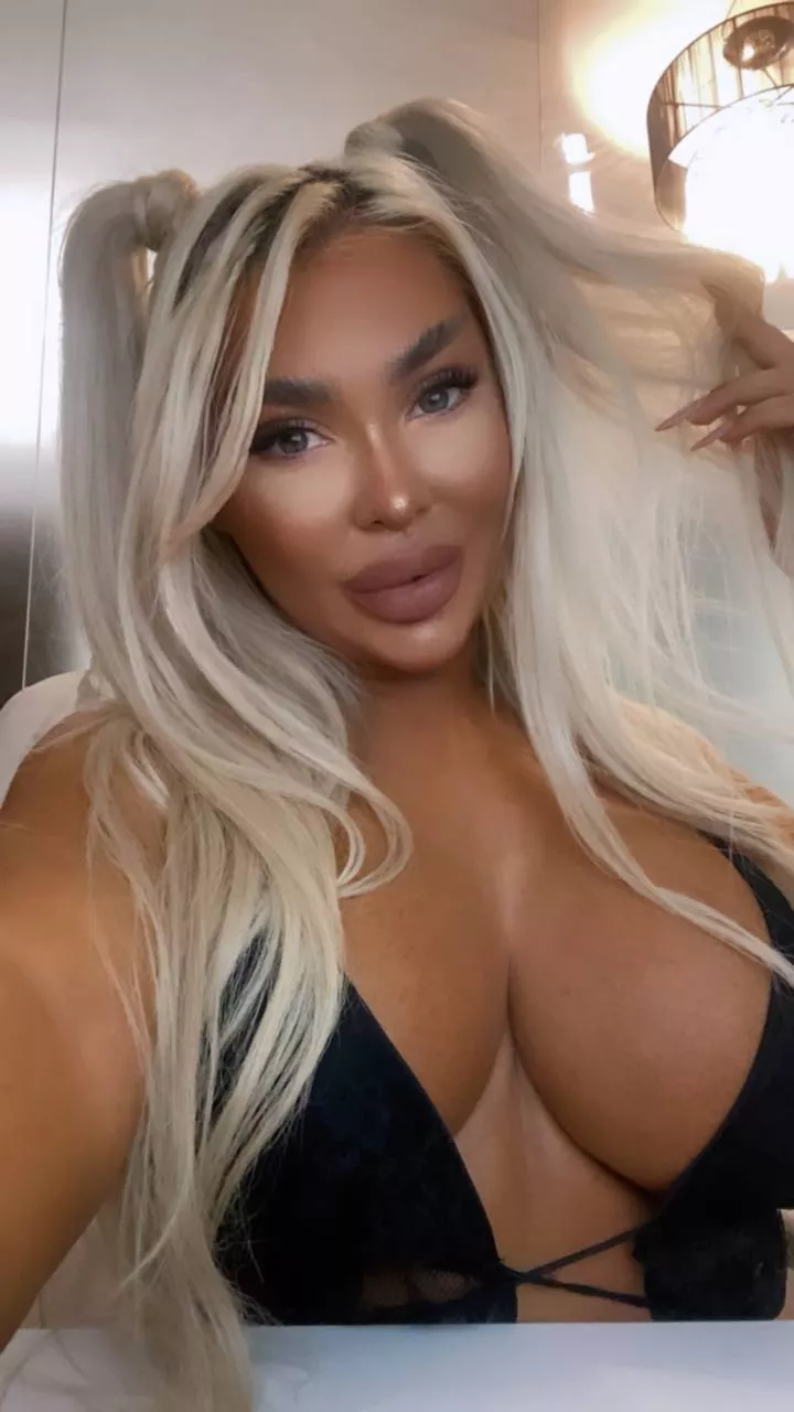 Lazy horny Sunday🤭🐰