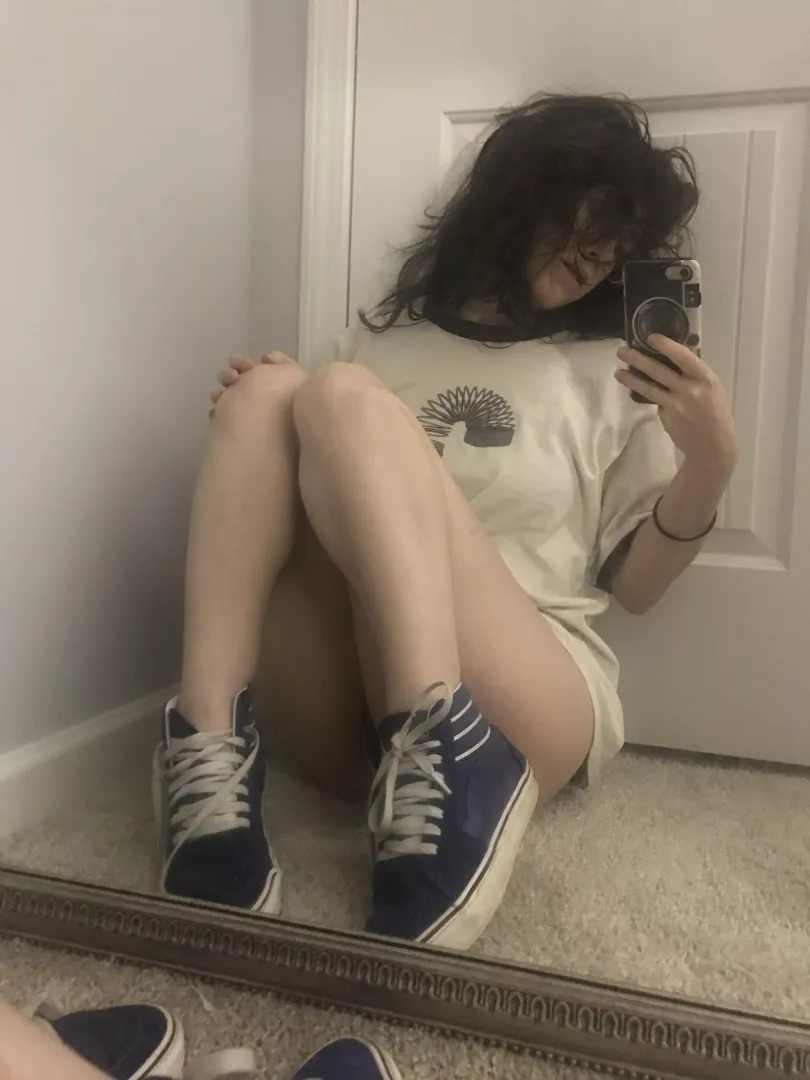 Lazy late night legs in vans 🖤