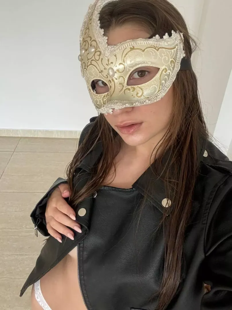 Leather Love: Can't Resist This Outfit's Allure