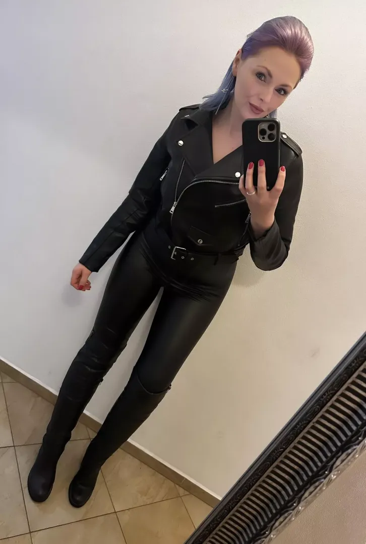 Leather, the material that takes your outfit from bland to beautiful.