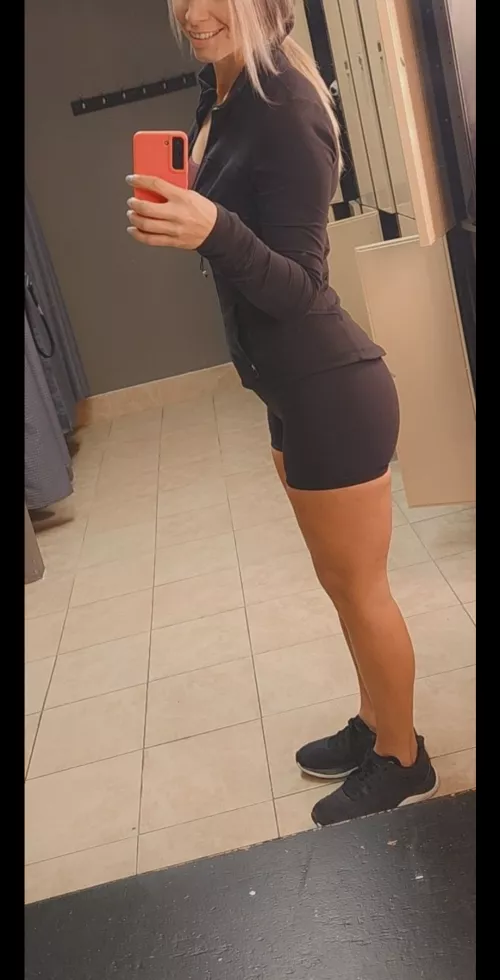 Leg day had my legs shaking 😈 (f)