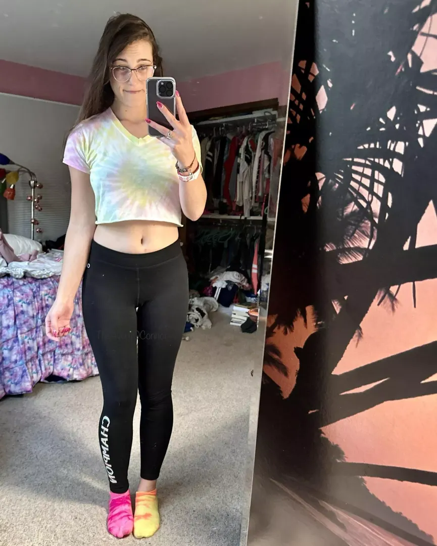 Leggings and a thin crop top are about to be my fall look