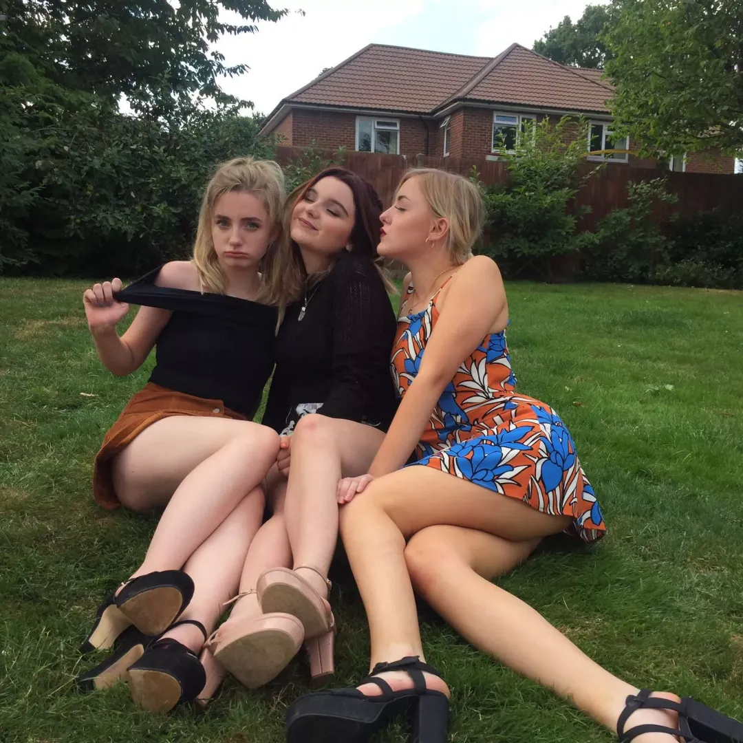 Leggy ladies