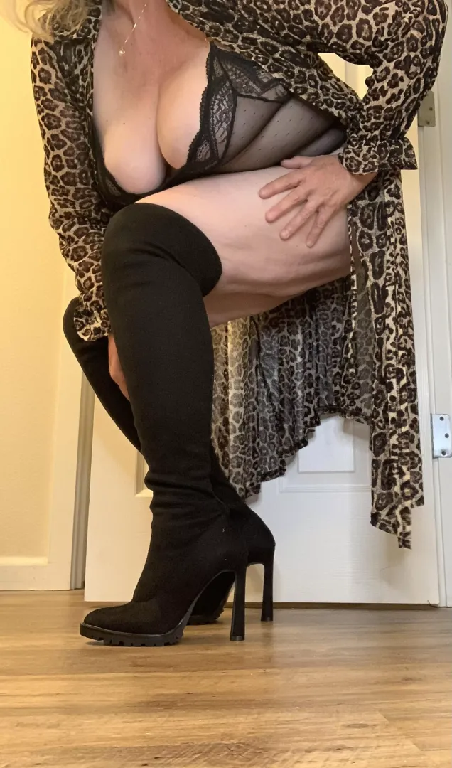 Leopard print and boots are the sexiest