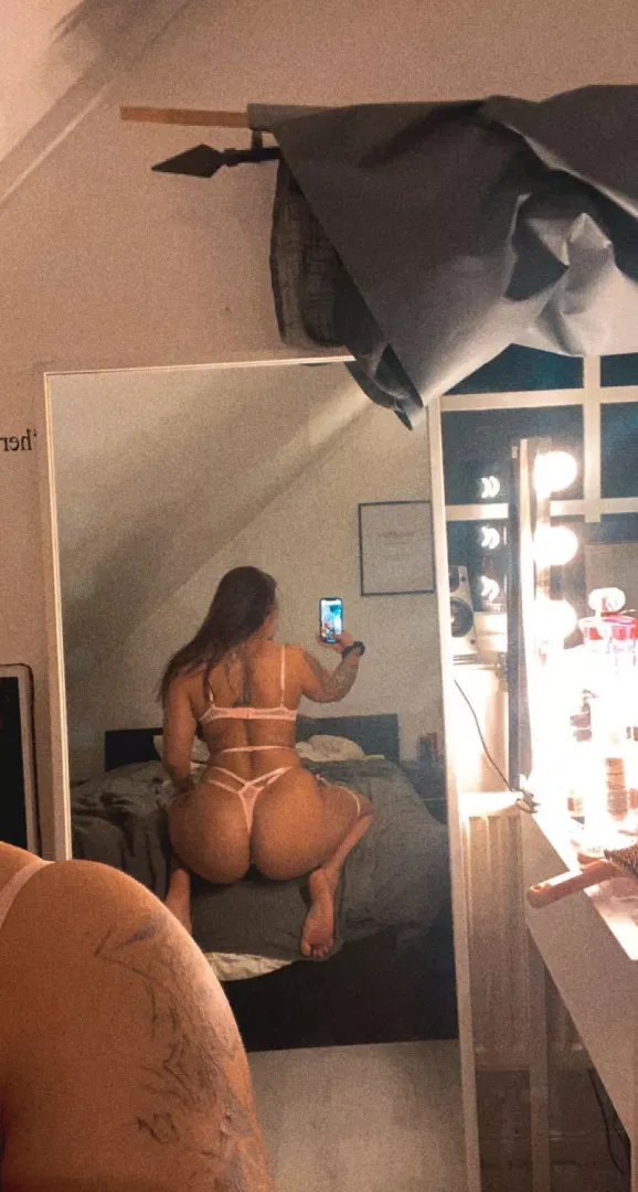 Let me sit on your face so you cant breathe [domme]