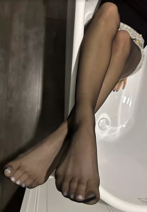 Let me squeeze your dick with my feet and makecame in my socks baby