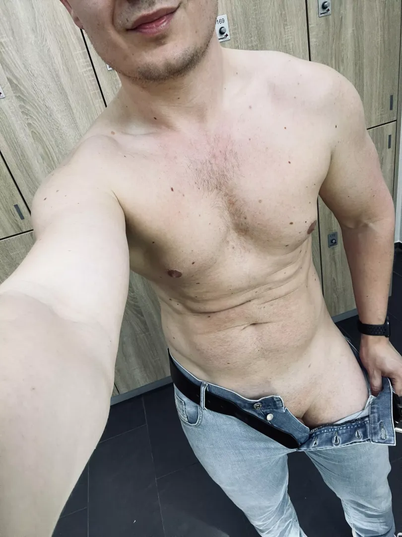 Let’s go to the locker roo[m] and sweat together 🔥