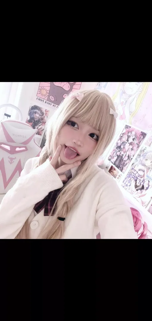 let's hang out in my geeky room ;)