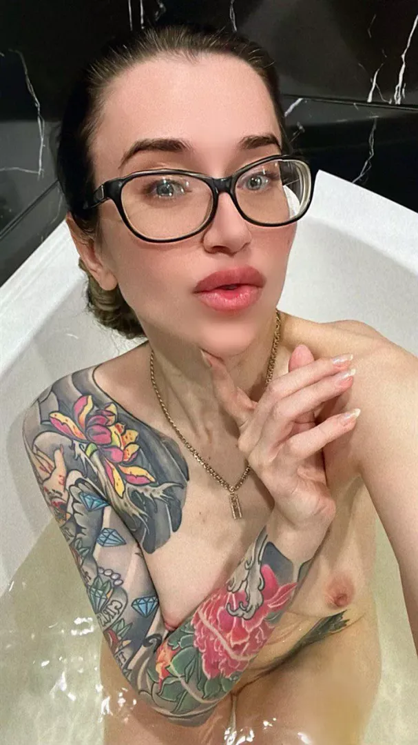 Let’s play naughty in the bathroom mmmm