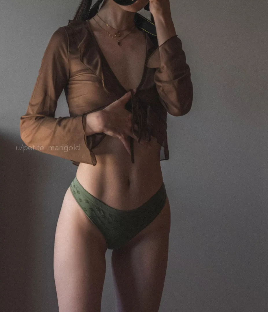 Let’s play spot the nipple 😋 do you like my toned body?