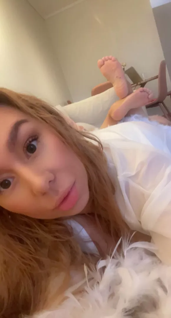 Lick my feet babe