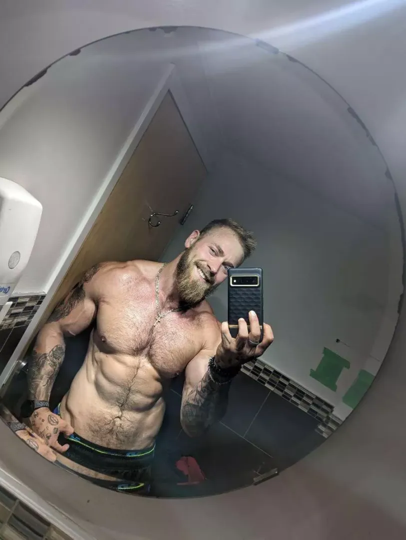 Lick my hairy and sweaty cock between games 😜