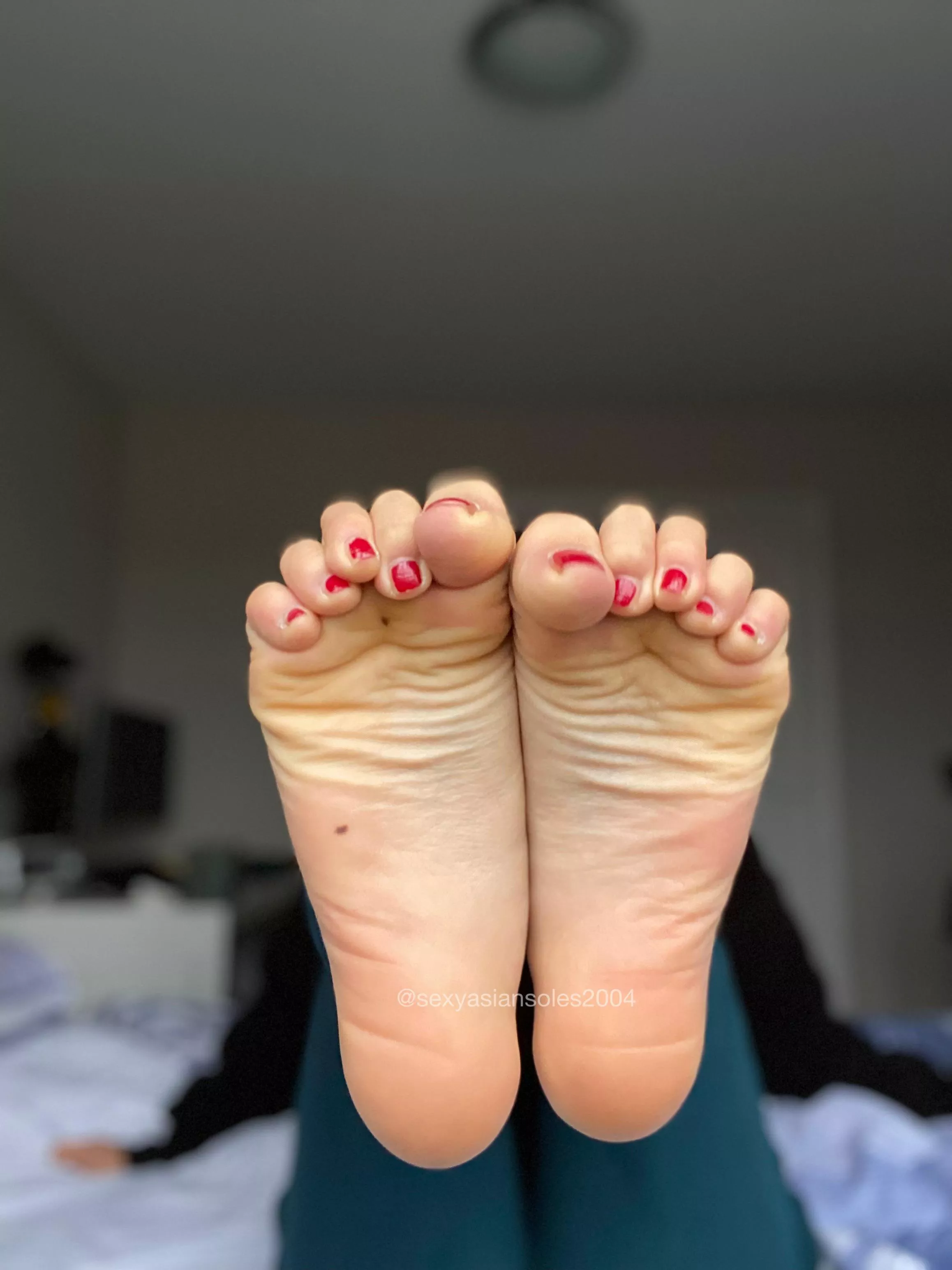 Lick my soles or suck my toes?😉💦