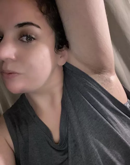 Lick my stubbly armpit 😫😫 after a long sweaty workout nice and stinky
