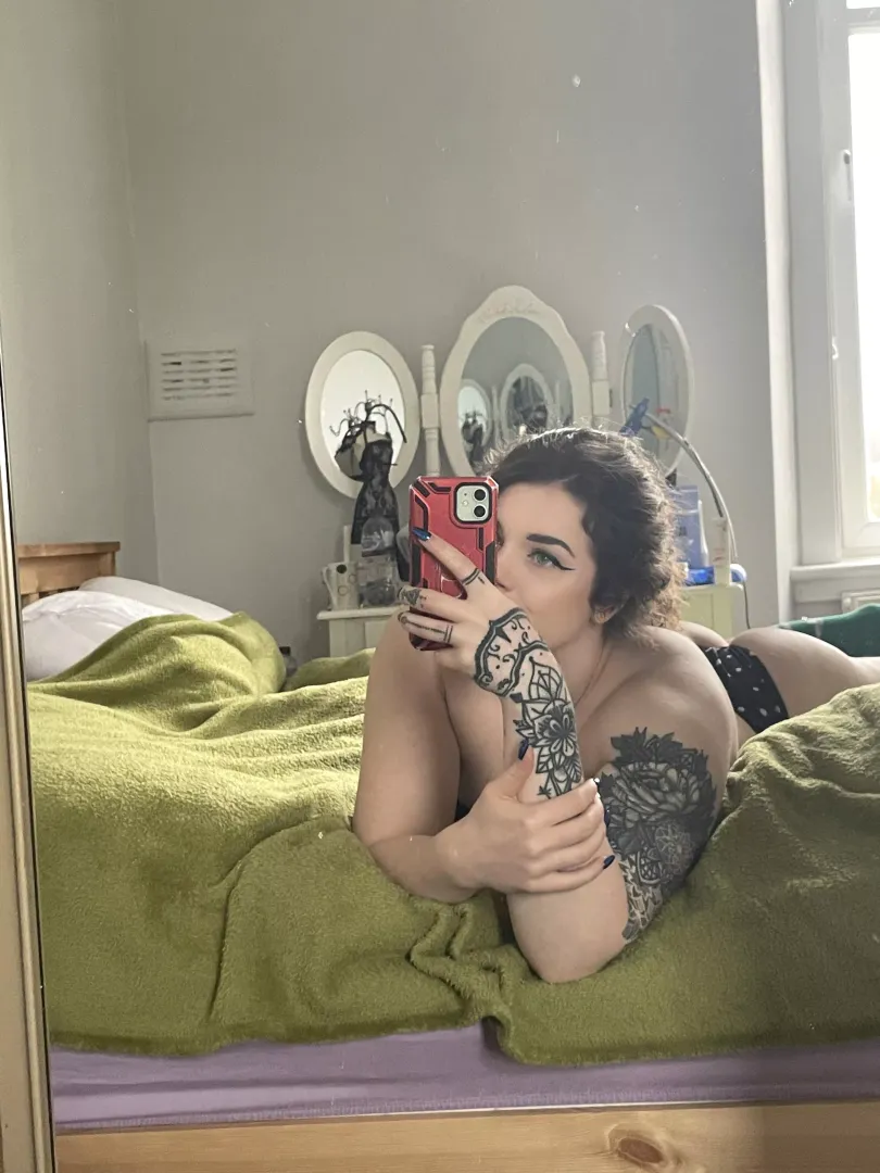 Lie next to mee