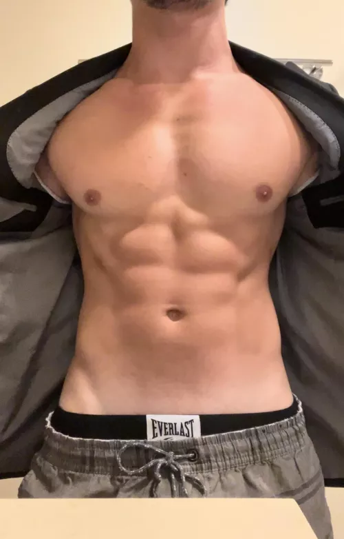 Lighting made 1 of my V’s disappear 😅 But here’s a quick ab check at 6’3 217lbs 😈😊