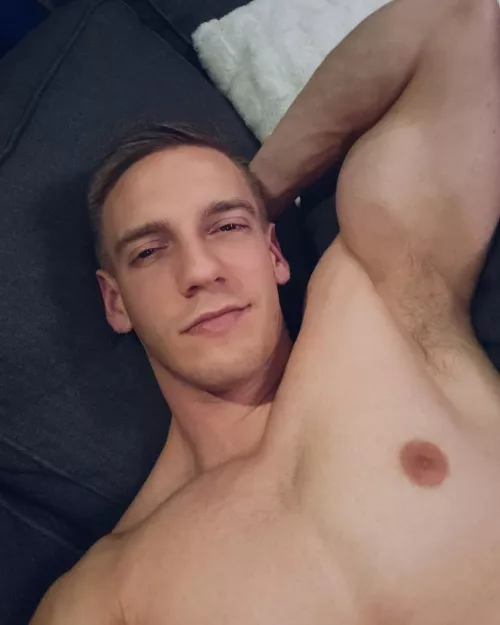 Lips or armpit first 😜..?